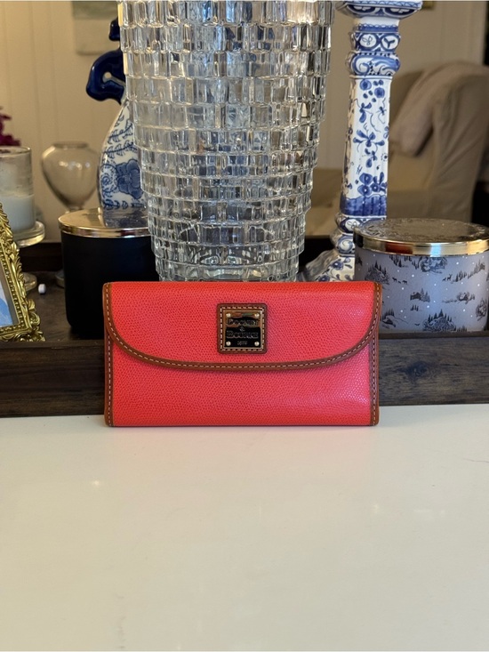 Dooney & Bourke Handbags - 🧡🤎 NWOT DOONEY & BOURKE ORANGE AND TAN LEATHER WALLET!